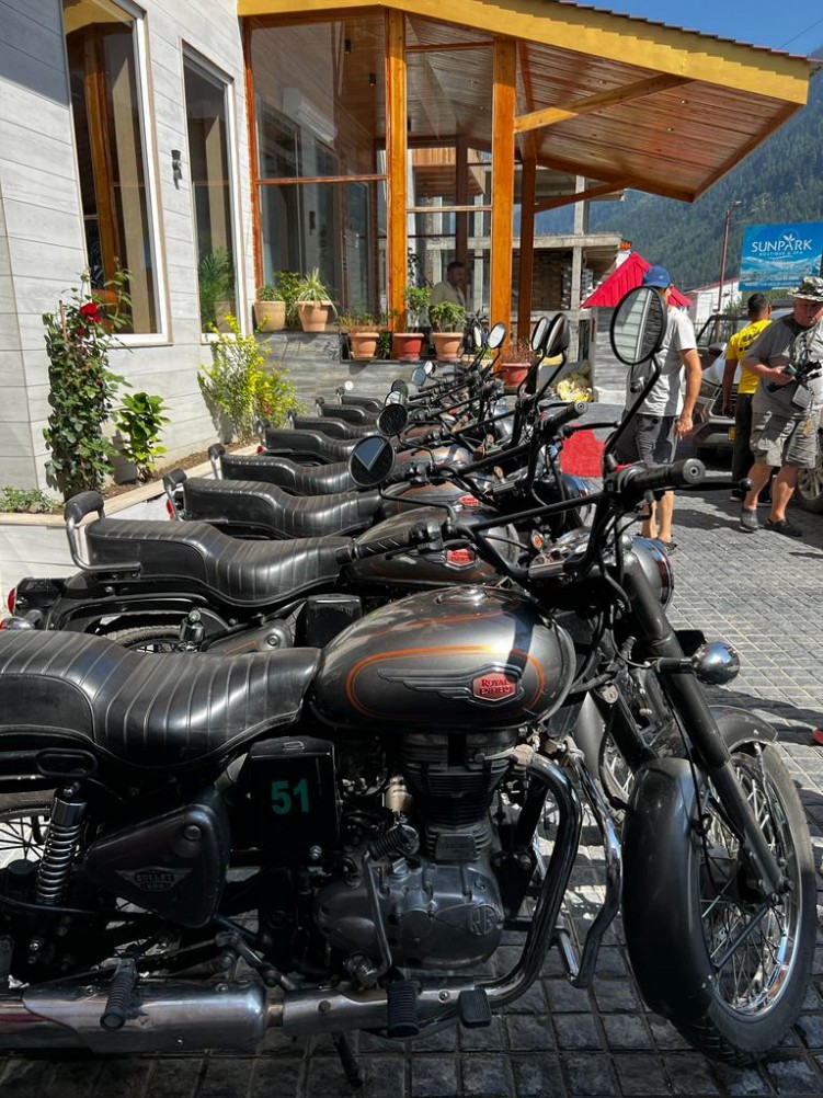 24 Motocykle czekaja na uczestnikow Zlotu motocyklowego w Himalajach